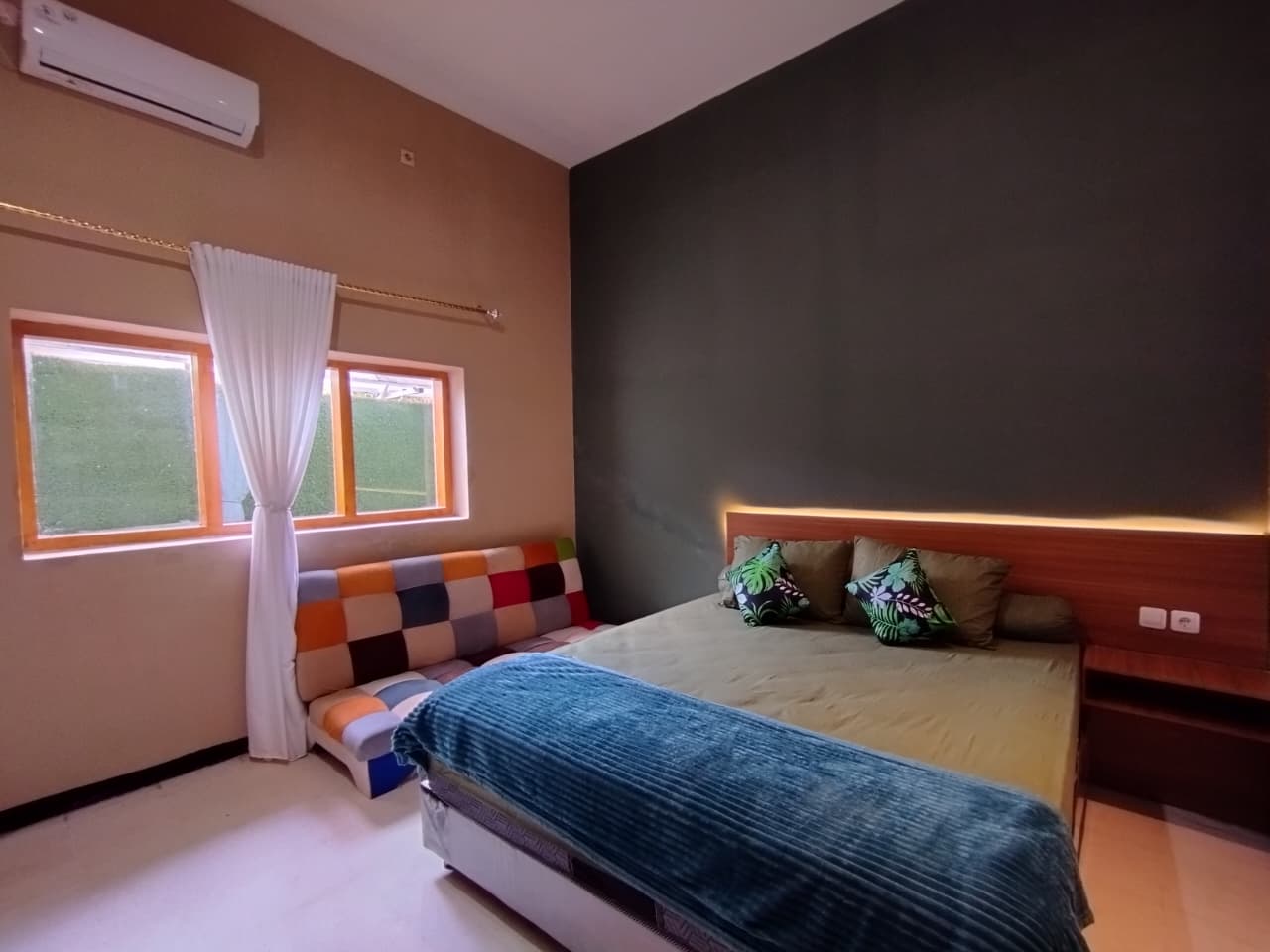Kamar Deluxe Kebonsari Guest House Jember