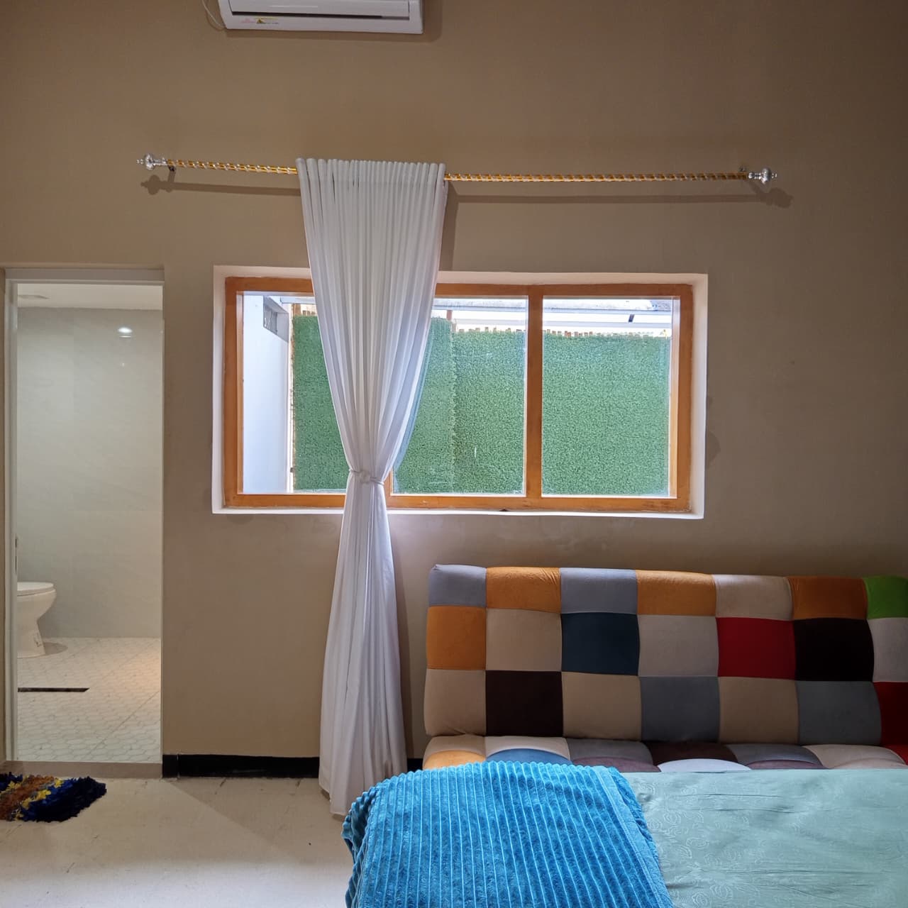 Kamar Deluxe Guest House Kebonsari
